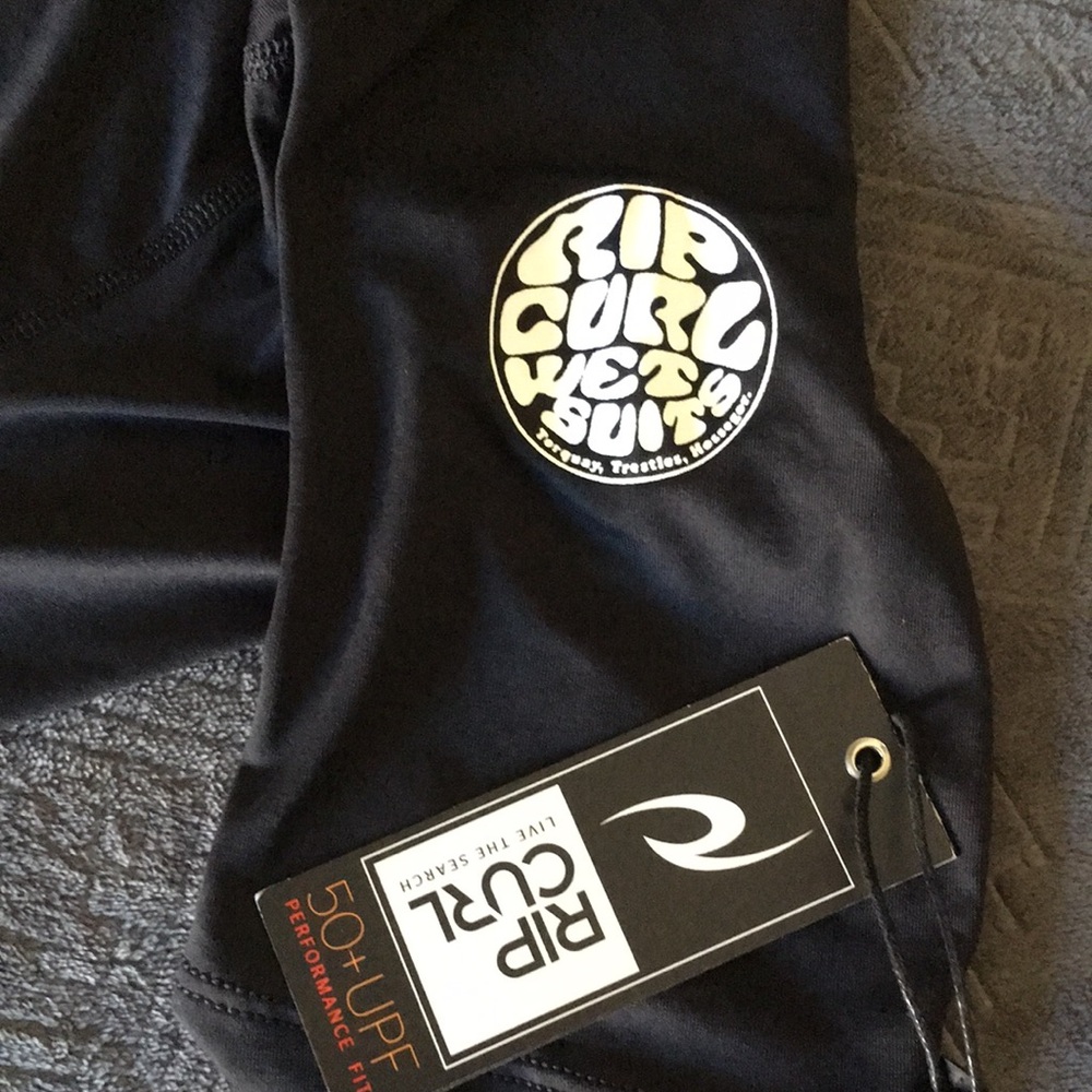 Rip Curl Black Rash Guard - Picture 2 of 6